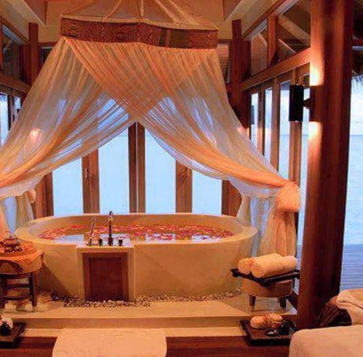 15 Romantic jacuzzi suites